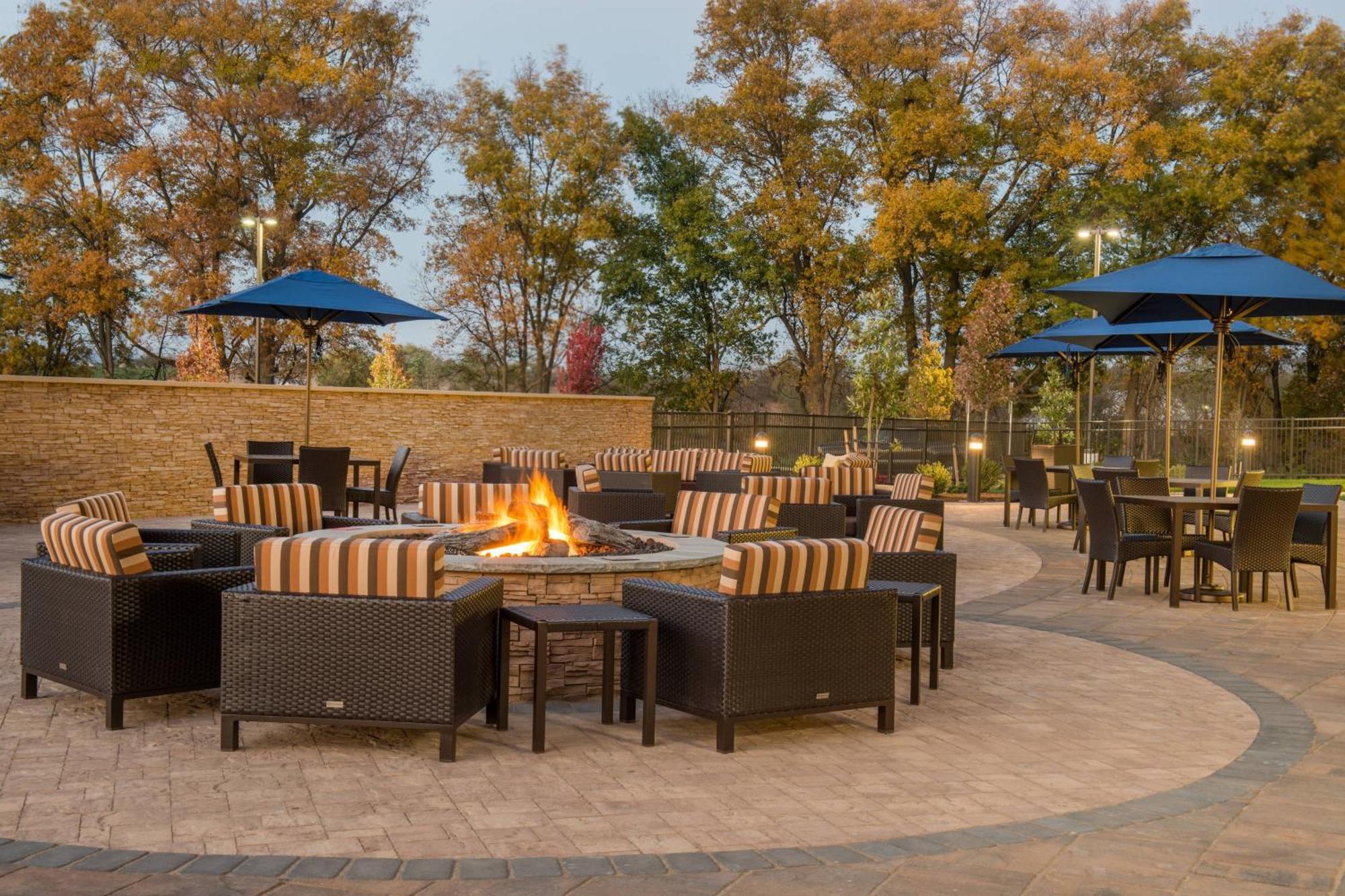 Courtyard By Marriott Shippensburg Hotel Exterior photo